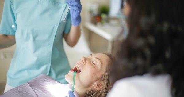 Le blanchiment dentaire : un traitement efficace pour retrouver le sourire