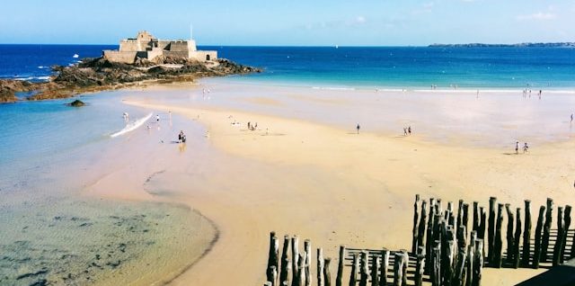 Les routes sur la Côte d'Émeraude en Bretagne