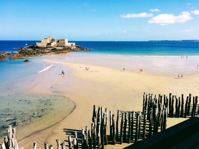 Les routes sur la Côte d'Émeraude en Bretagne